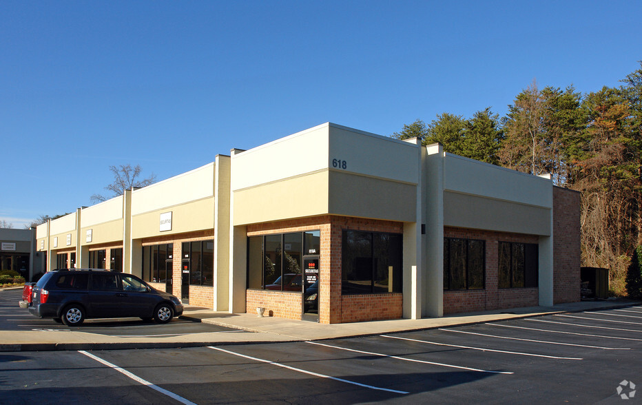 618 Guilford College Rd, Greensboro, NC for sale - Building Photo - Image 1 of 1