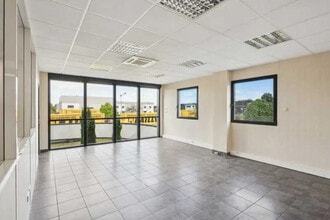 Office in Saint-Priest for lease Interior Photo- Image 2 of 4