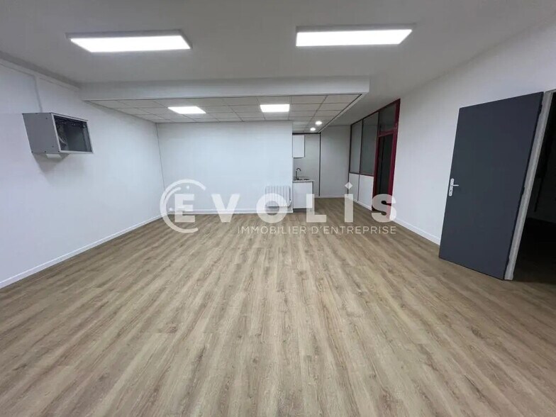 Office in Torcy for lease - Interior Photo - Image 3 of 6
