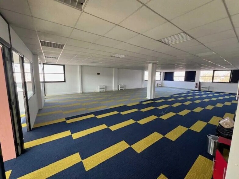 1 Rue Du Groupe Manoukian, Élancourt for lease - Building Photo - Image 3 of 18