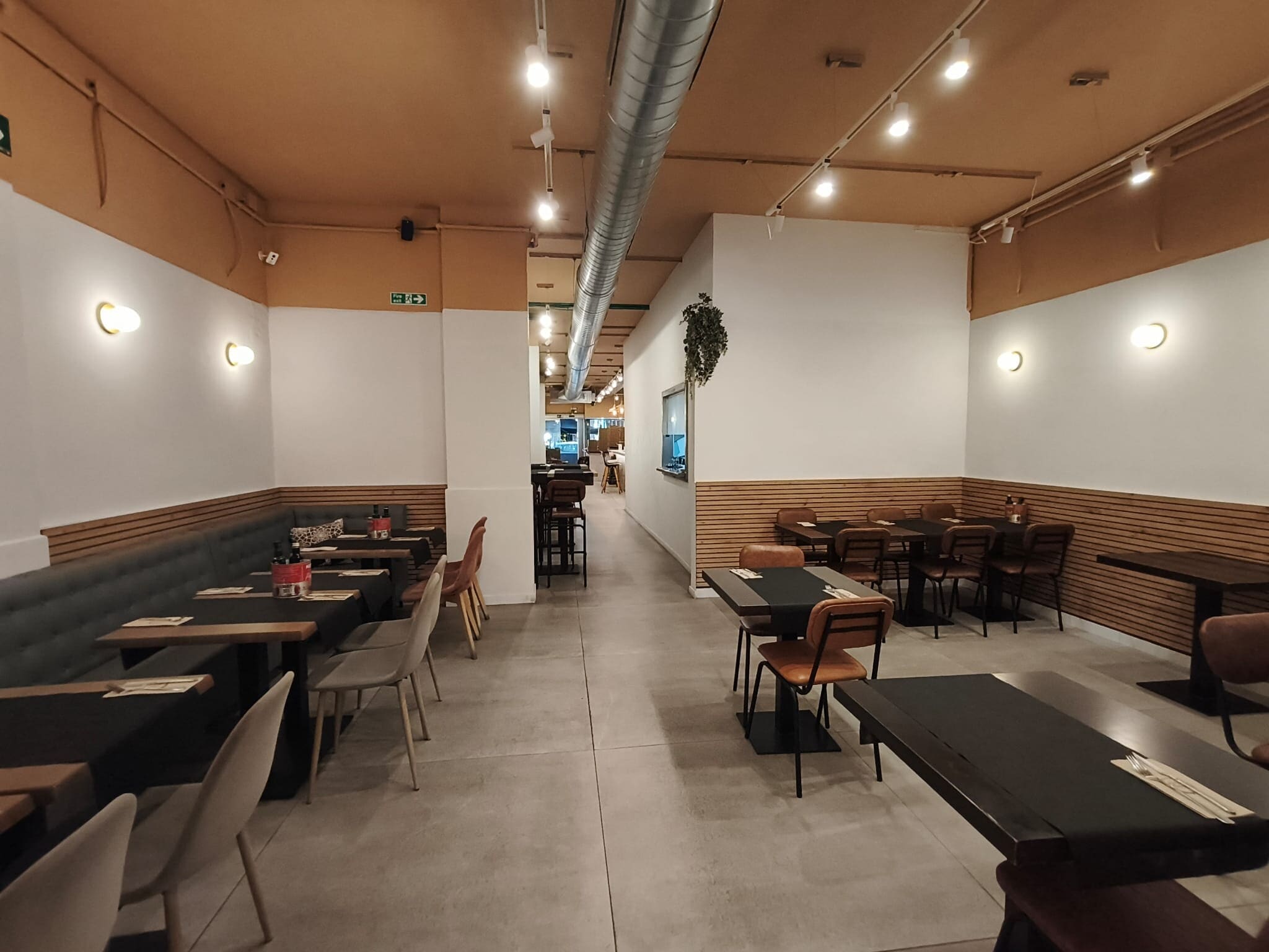 Retail in Barcelona, Barcelona for lease Interior Photo- Image 1 of 10