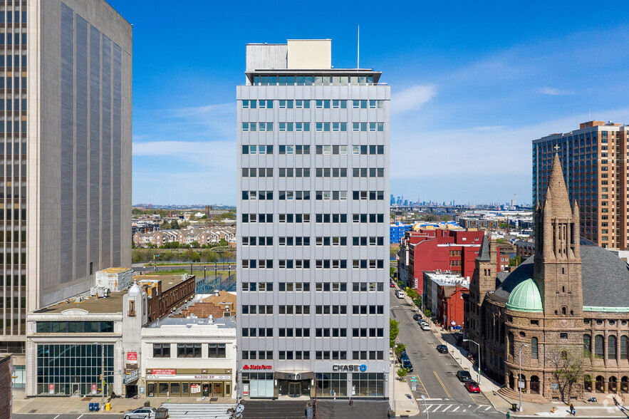 570 Broad St, Newark, NJ for lease - Building Photo - Image 2 of 4