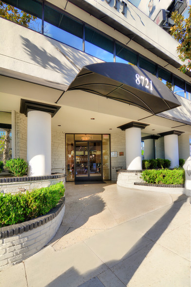 8721 W Sunset Blvd, West Hollywood, CA for lease - Building Photo - Image 3 of 7