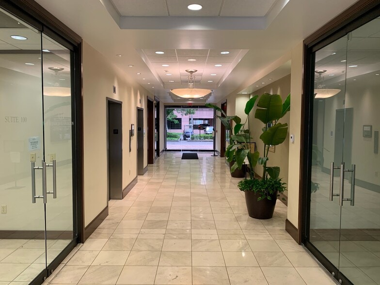 145 King St, Charleston, SC for lease - Interior Photo - Image 2 of 2