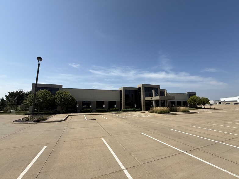 1450 N Center Point Rd, Hiawatha, IA for lease - Building Photo - Image 3 of 12