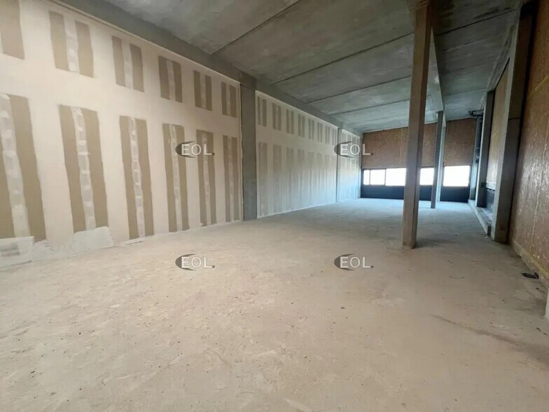 Industrial in Tremblay-en-France for sale - Building Photo - Image 2 of 13