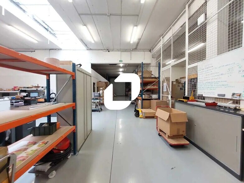 4 Rue Albert Einstein, Trappes for lease - Interior Photo - Image 2 of 11