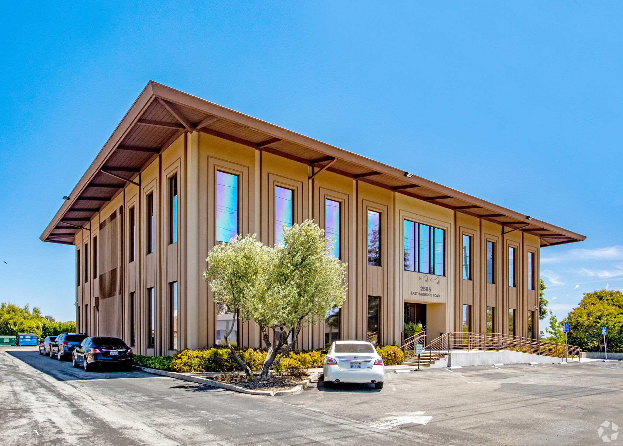 2595 E Bayshore Rd, Palo Alto, CA for lease Building Photo- Image 1 of 13