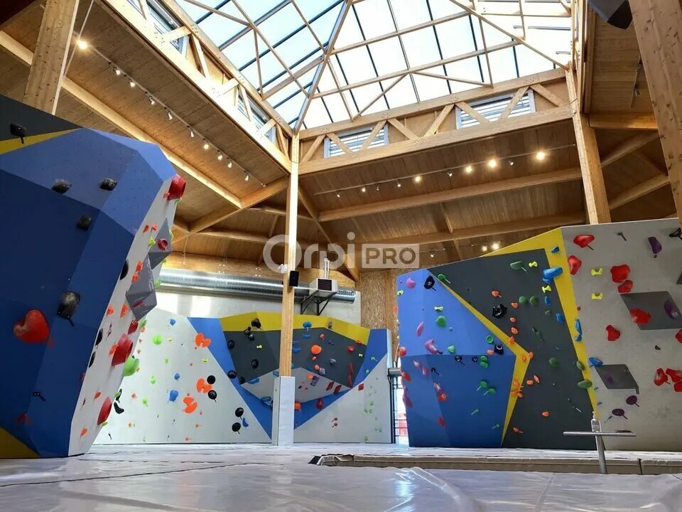 Flex in Le Mans for sale Building Photo- Image 1 of 4