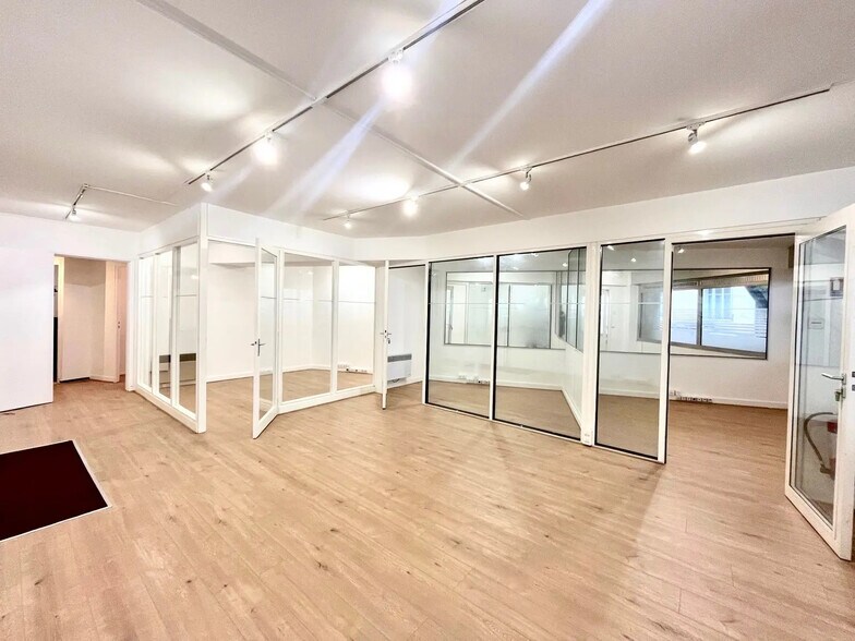Office in Paris for lease - Interior Photo - Image 2 of 7
