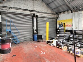 67 Boundary Rd, Woking for lease Interior Photo- Image 2 of 2