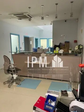 Retail in Marseille for sale Interior Photo- Image 1 of 6