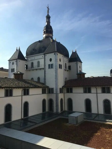 Office in Lyon for lease - Building Photo - Image 2 of 10