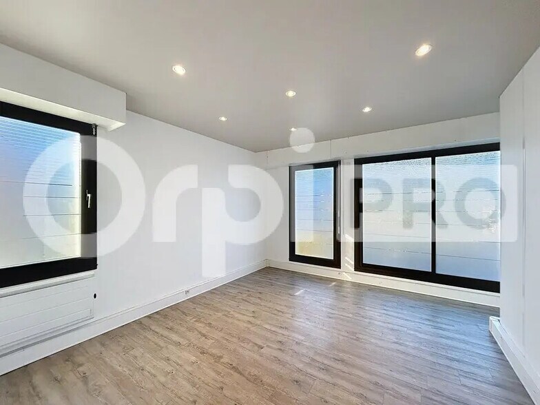 Retail in Clermont for lease - Interior Photo - Image 2 of 3