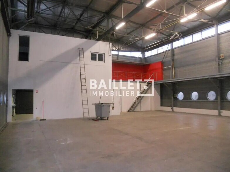 Industrial in Saint-Raphaël for lease - Building Photo - Image 3 of 17