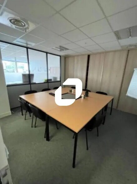 Office in Famars for lease - Interior Photo - Image 2 of 4