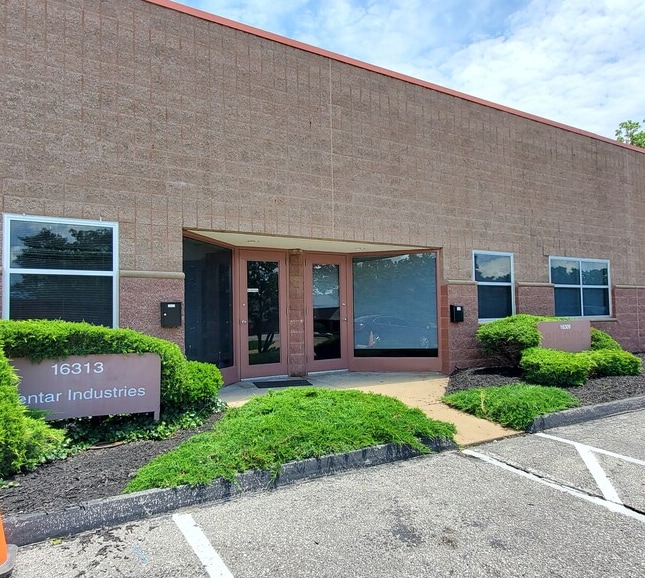 16301-16321 Westwoods Business Park Dr, Ellisville, MO for lease - Building Photo - Image 2 of 9