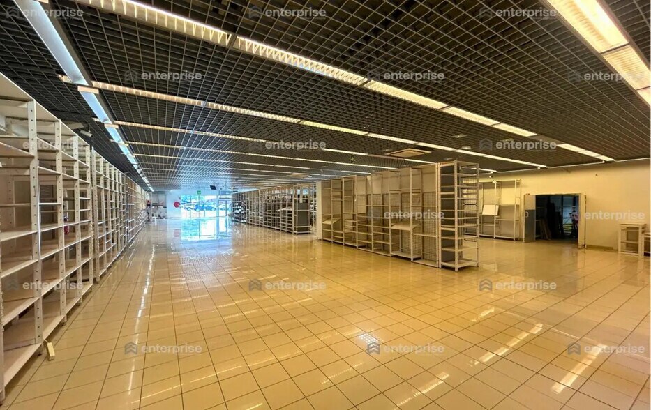 Retail in Compiègne for lease - Interior Photo - Image 2 of 3