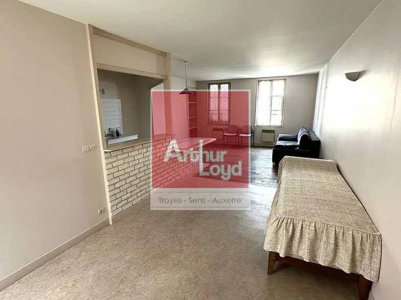 Retail in Troyes for sale - Interior Photo - Image 2 of 2