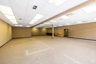 622 N 108th Ct, Omaha, NE for lease Interior Photo- Image 2 of 3