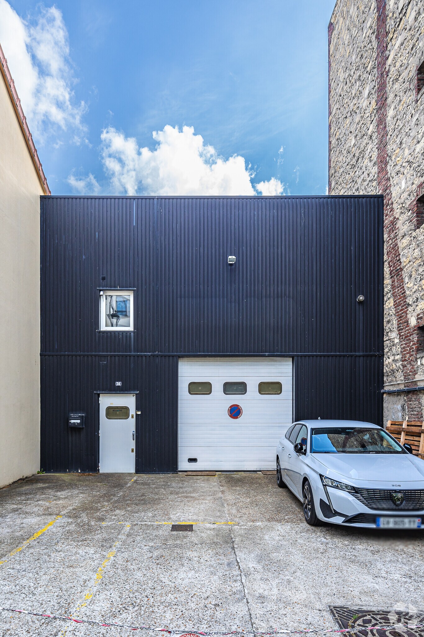 34 Rue Louis Ulbach, Courbevoie for lease Primary Photo- Image 1 of 2