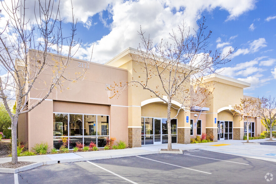 2101 Herndon Ave, Clovis, CA for lease - Building Photo - Image 2 of 18