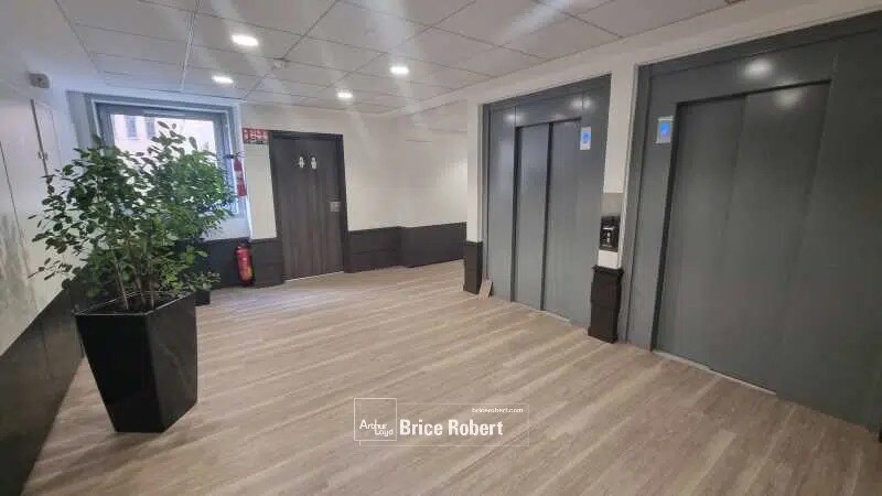 Office in Lyon for lease - Building Photo - Image 3 of 8