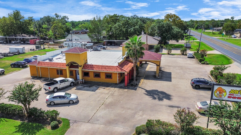 901 W Clayton St, Dayton, TX for lease - Building Photo - Image 2 of 12