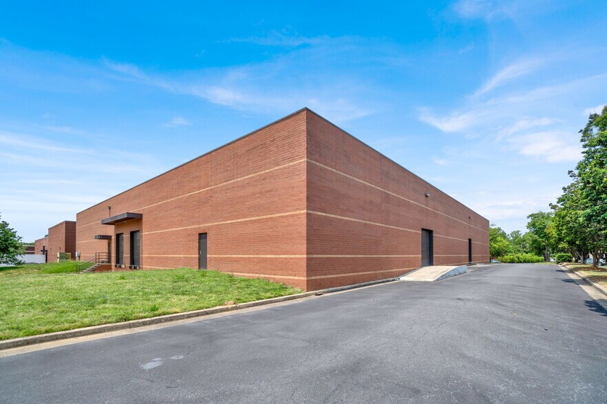 10605 Southern Loop Blvd, Pineville, NC for lease - Building Photo - Image 2 of 10