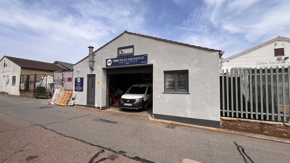 Bowlers Croft, Basildon for lease - Building Photo - Image 2 of 2