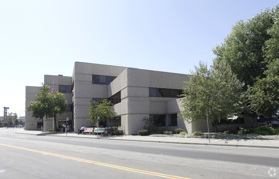 2221 Martin Luther King Jr Way, Oakland, CA for lease - Building Photo - Image 2 of 2