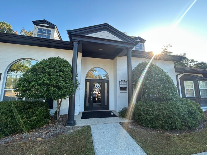 1680-1684 Metropolitan Cir, Tallahassee, FL for lease - Building Photo - Image 2 of 24