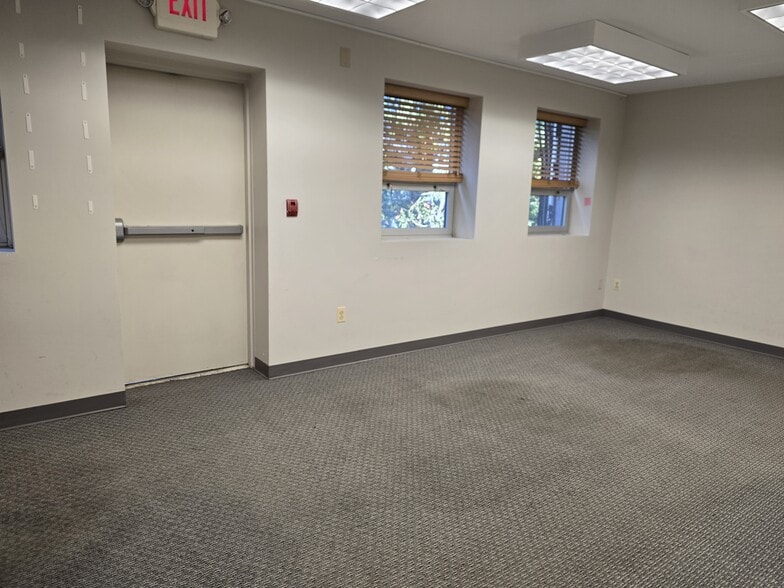 970 Clifton Ave, Clifton, NJ for lease - Building Photo - Image 3 of 10