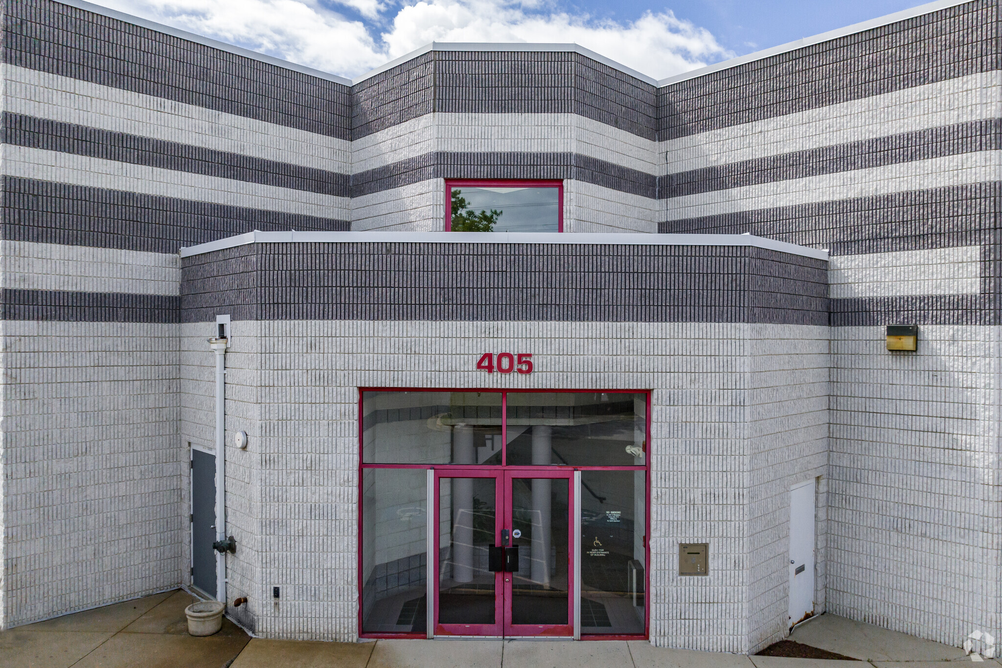 387-409 E Gude Dr, Rockville, MD for lease Building Photo- Image 1 of 8