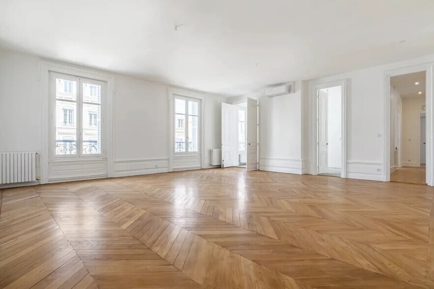 Office in Paris for lease - Interior Photo - Image 1 of 5