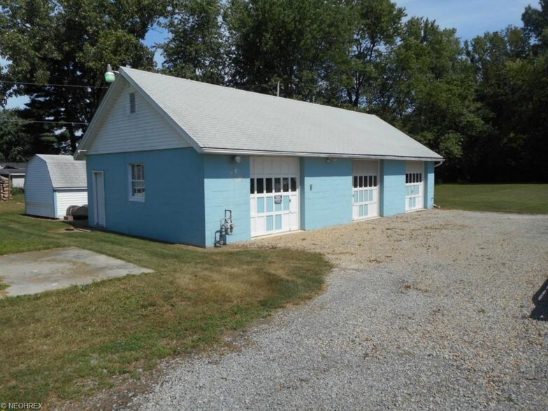 2021 N Water Street Ext, Uhrichsville, OH 44683