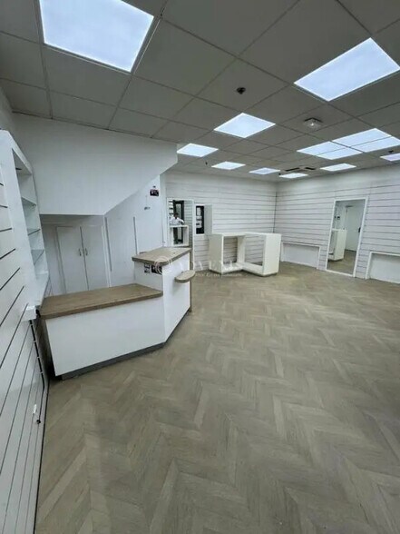 Retail in Juvignac for lease - Interior Photo - Image 3 of 6