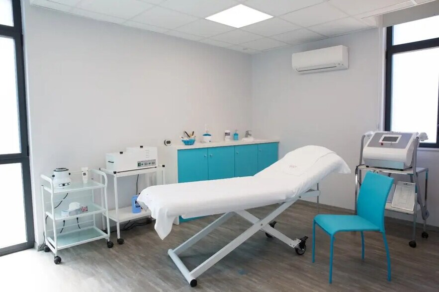 Retail in Saint-Marcel for sale - Interior Photo - Image 2 of 4