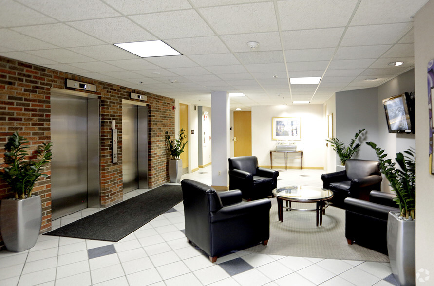 1 Tara Blvd, Nashua, NH for lease - Lobby - Image 3 of 10