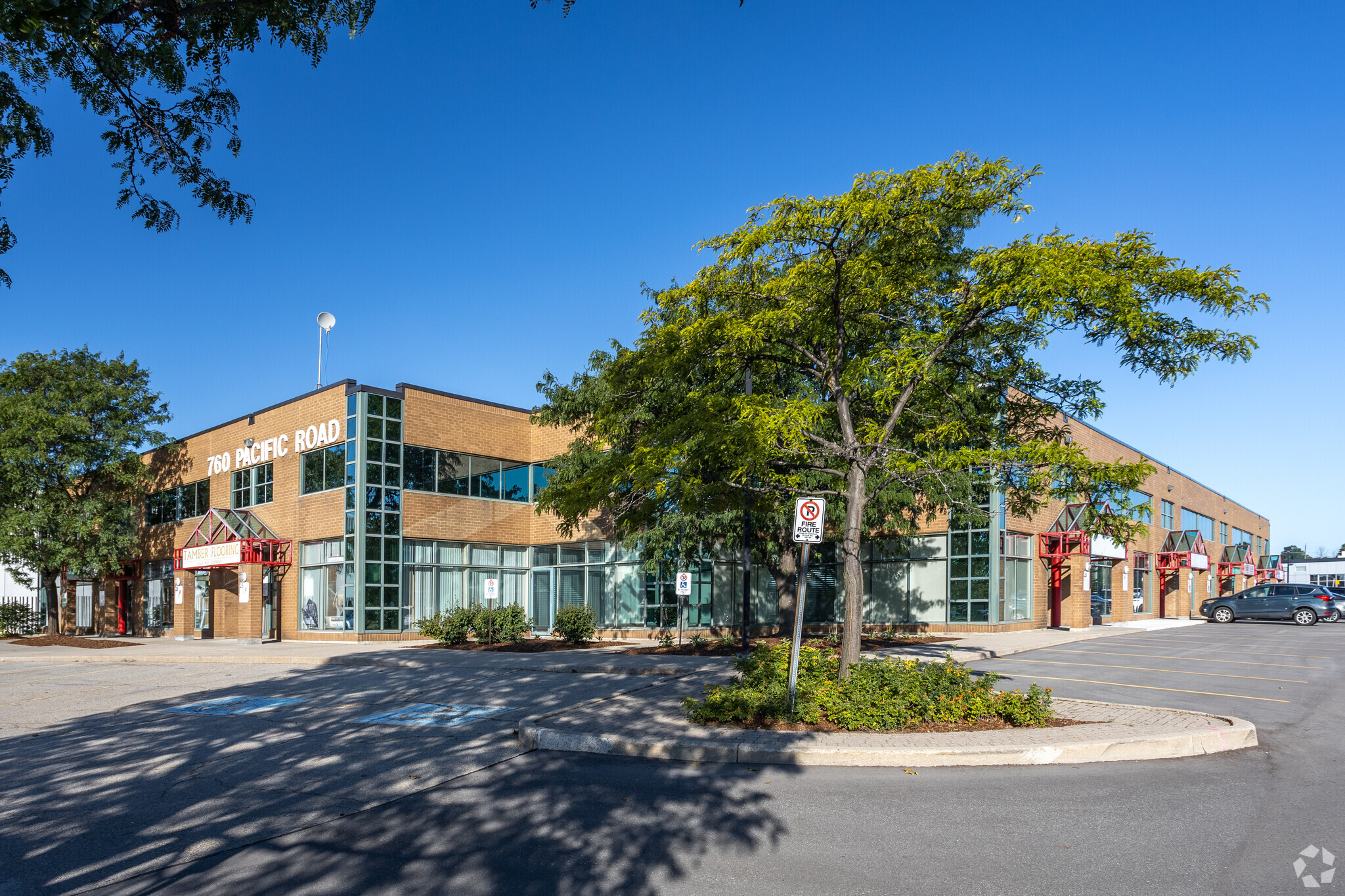 760 Pacific Rd, Oakville, ON for lease Primary Photo- Image 1 of 2