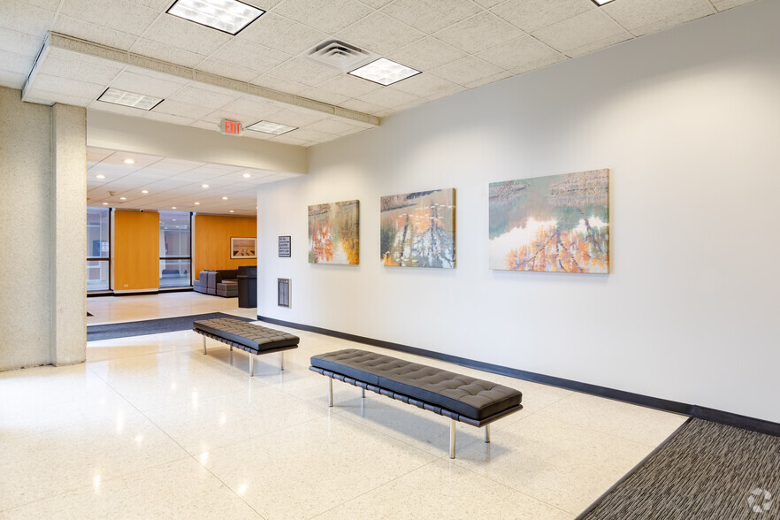 2454 E Dempster St, Des Plaines, IL for lease - Lobby - Image 2 of 9