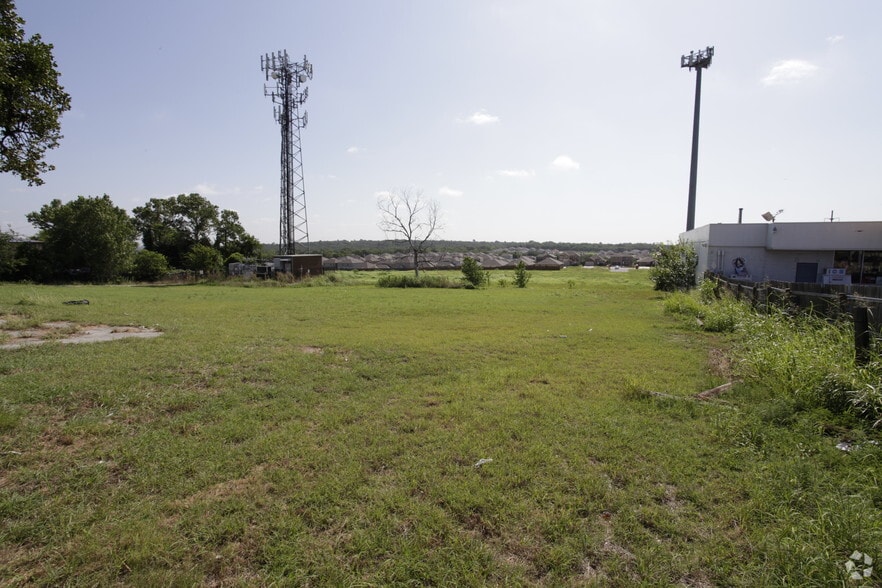 817 E Loop 820, Fort Worth, TX for lease - Primary Photo - Image 1 of 2