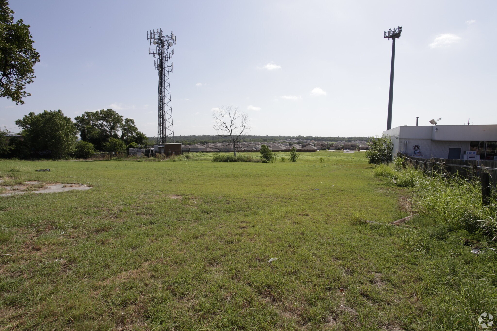 817 E Loop 820, Fort Worth, TX for lease Primary Photo- Image 1 of 3