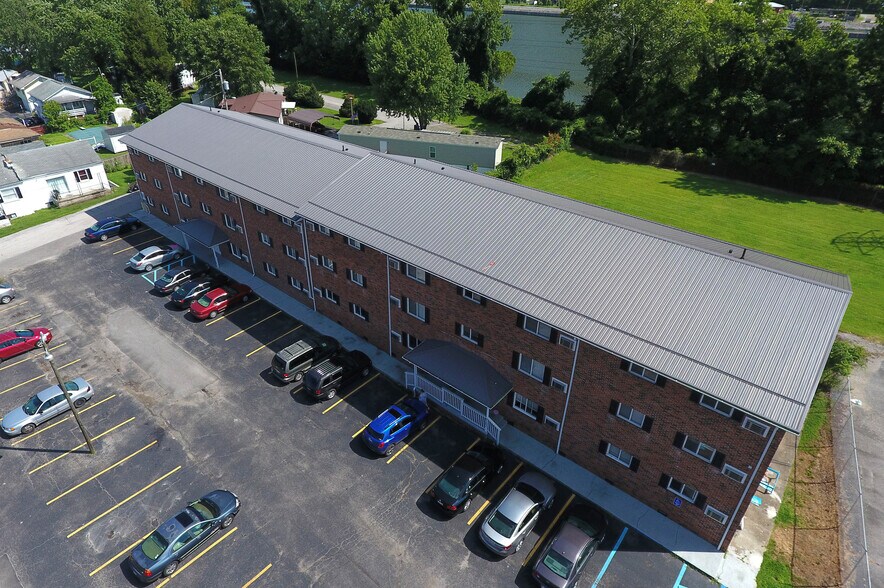 9100 California Ave, Marmet, WV 25315