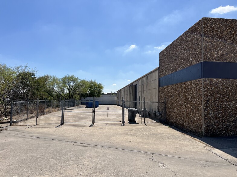 2490 Joe Field Rd, Dallas, TX for lease - Building Photo - Image 2 of 14