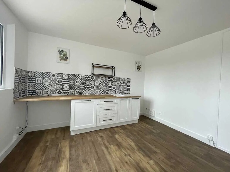 Office in Allonne for lease - Interior Photo - Image 1 of 7