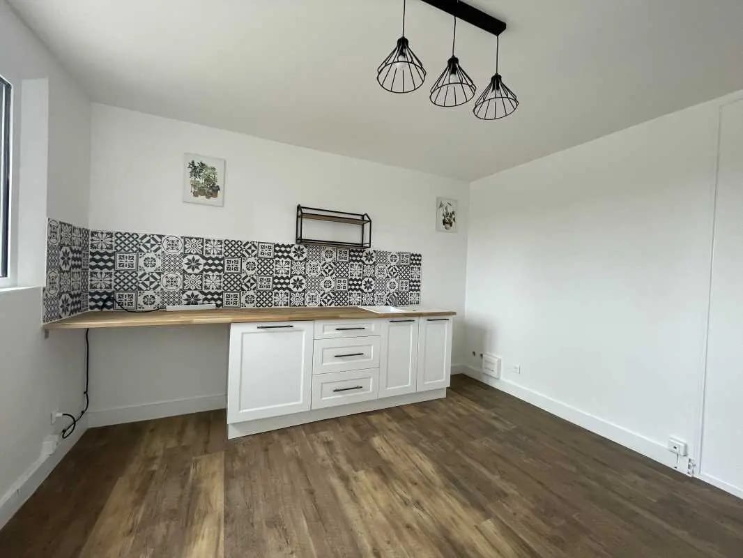 Office in Allonne for lease Interior Photo- Image 1 of 8