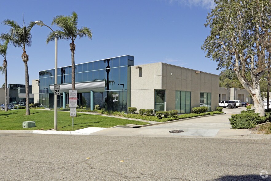 940 Enchanted Way, Simi Valley, CA for lease - Building Photo - Image 2 of 7