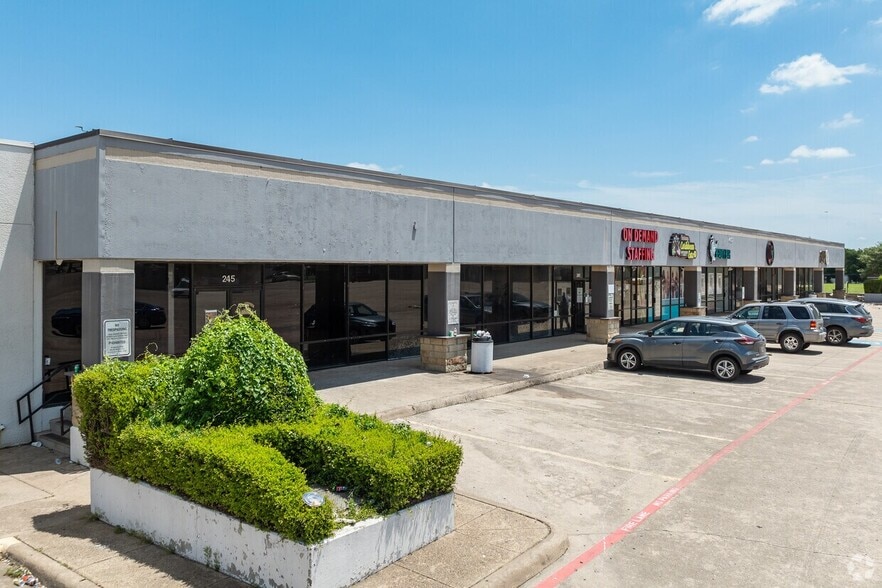 4099-4111 W Camp Wisdom Rd, Dallas, TX for lease - Building Photo - Image 2 of 15