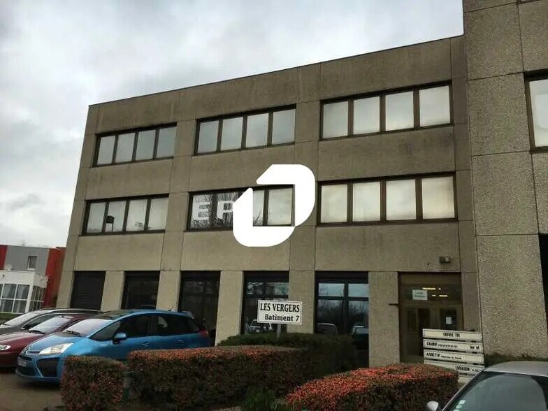 Office in Osny for lease - Building Photo - Image 1 of 8